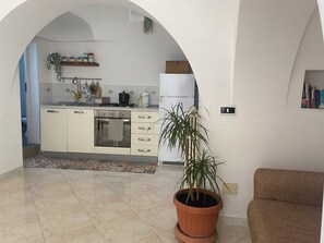 Oven, stovetop, coffee/tea maker, electric kettle