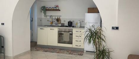 Oven, stovetop, coffee/tea maker, electric kettle