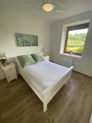 2 soverom, strykejern/-brett og sengetøy