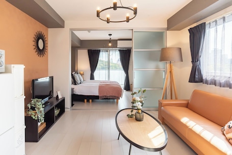 1 habitación, cortinas blackout y tabla de planchar con plancha