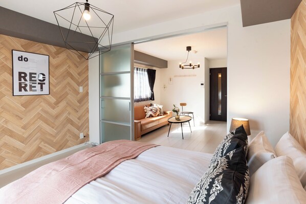 1 habitación, cortinas blackout y tabla de planchar con plancha 