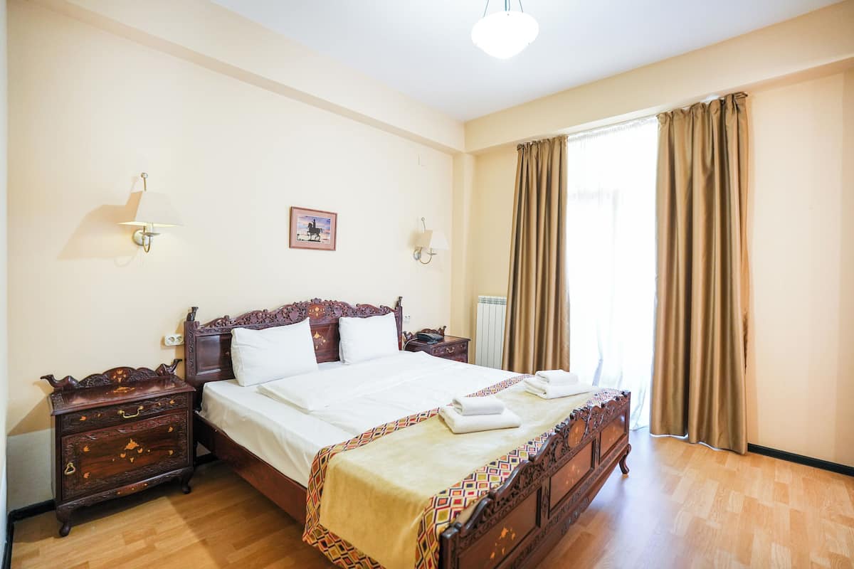 1 habitación, espacio para trabajar con laptop y cortinas blackout