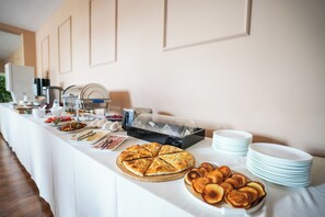 Free daily buffet breakfast - Andza Tbilisi Hotel (Tbilisi)