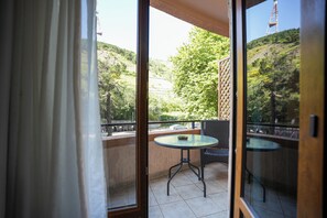 Chambre avec lits jumeaux, vue piscine | Balcon