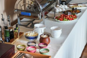 Montaje de bufé con diferentes platillos y salsas.