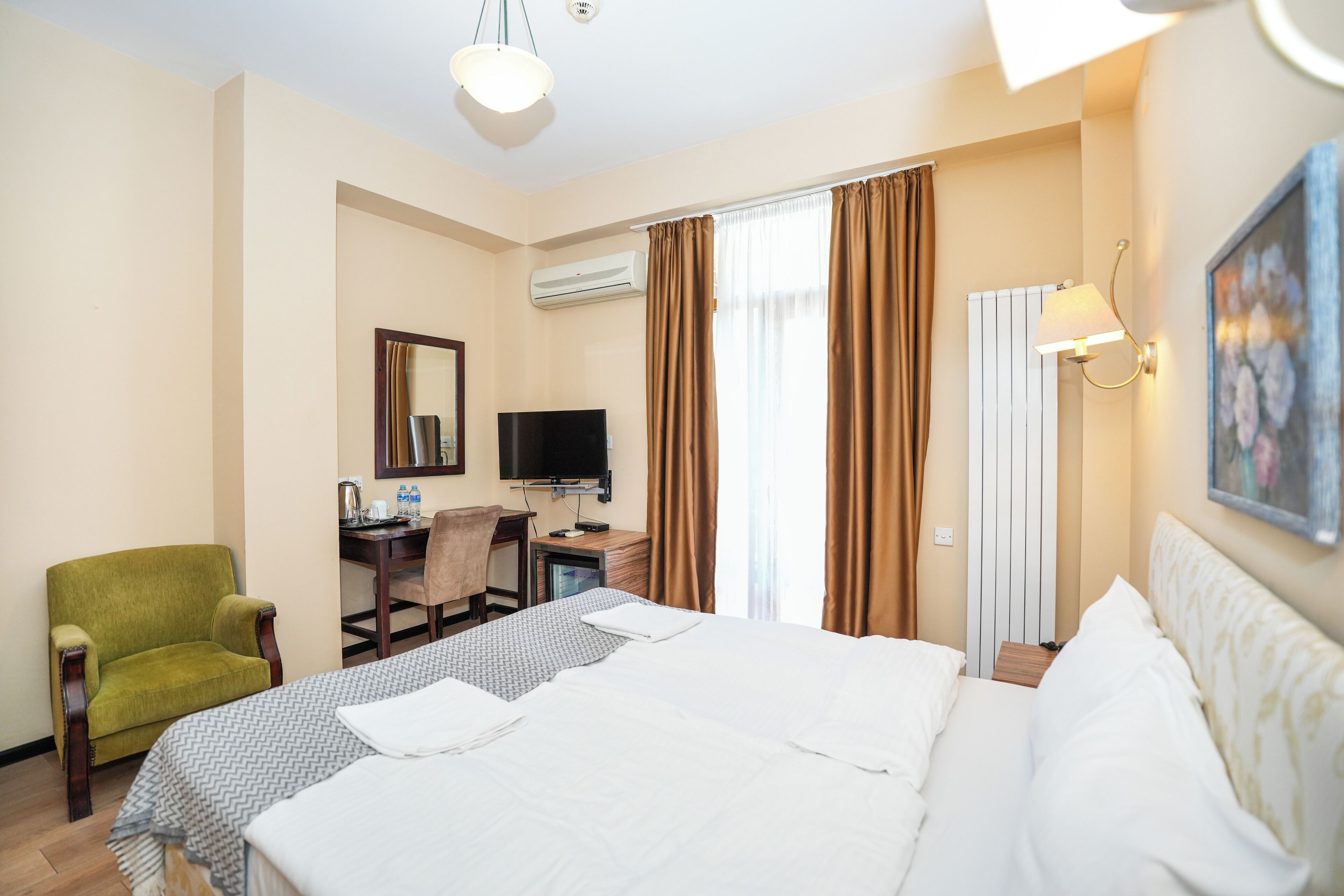 Espacio para trabajar con laptop y cortinas blackout 