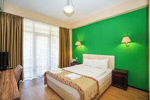 Kahden hengen huone, parveke, kaupunkinäköala | Kannettavalle tietokoneelle sopiva työtila, pimennysverhot, äänieristys