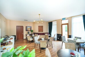 Free daily buffet breakfast  - Andza Tbilisi Hotel (Tbilisi)