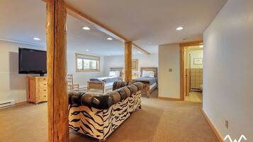 5 slaapkamers, een strijkplank/strijkijzer, reisbedje, wifi