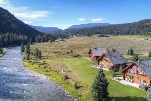 Luxury Along the Gallatin! Huge Spacious Cabin