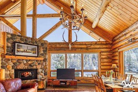 Interior. Luxury Along the Gallatin! Huge Spacious Cabin