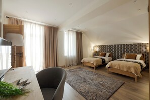 Habitación familiar con 2 camas individuales | Ropa de cama de alta calidad, minibar, caja fuerte y escritorio