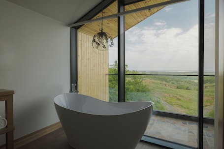 Ropa de cama de alta calidad y minibar . Purcari Retreat