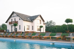 Una piscina al aire libre de temporada