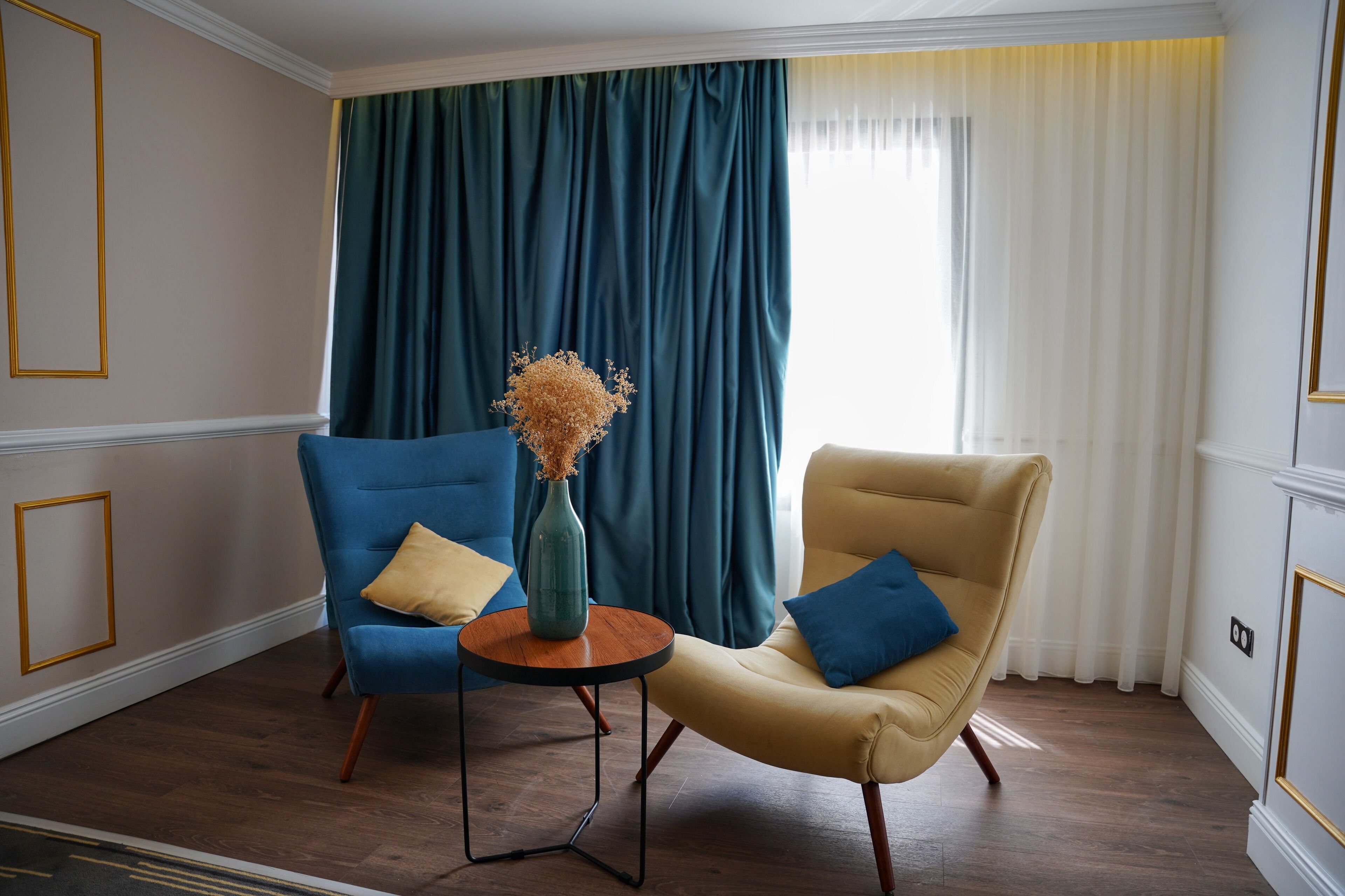 Minibar, caja de seguridad en la habitación y decoración personalizada 