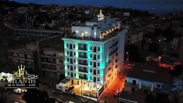 Vista frontal de la propiedad