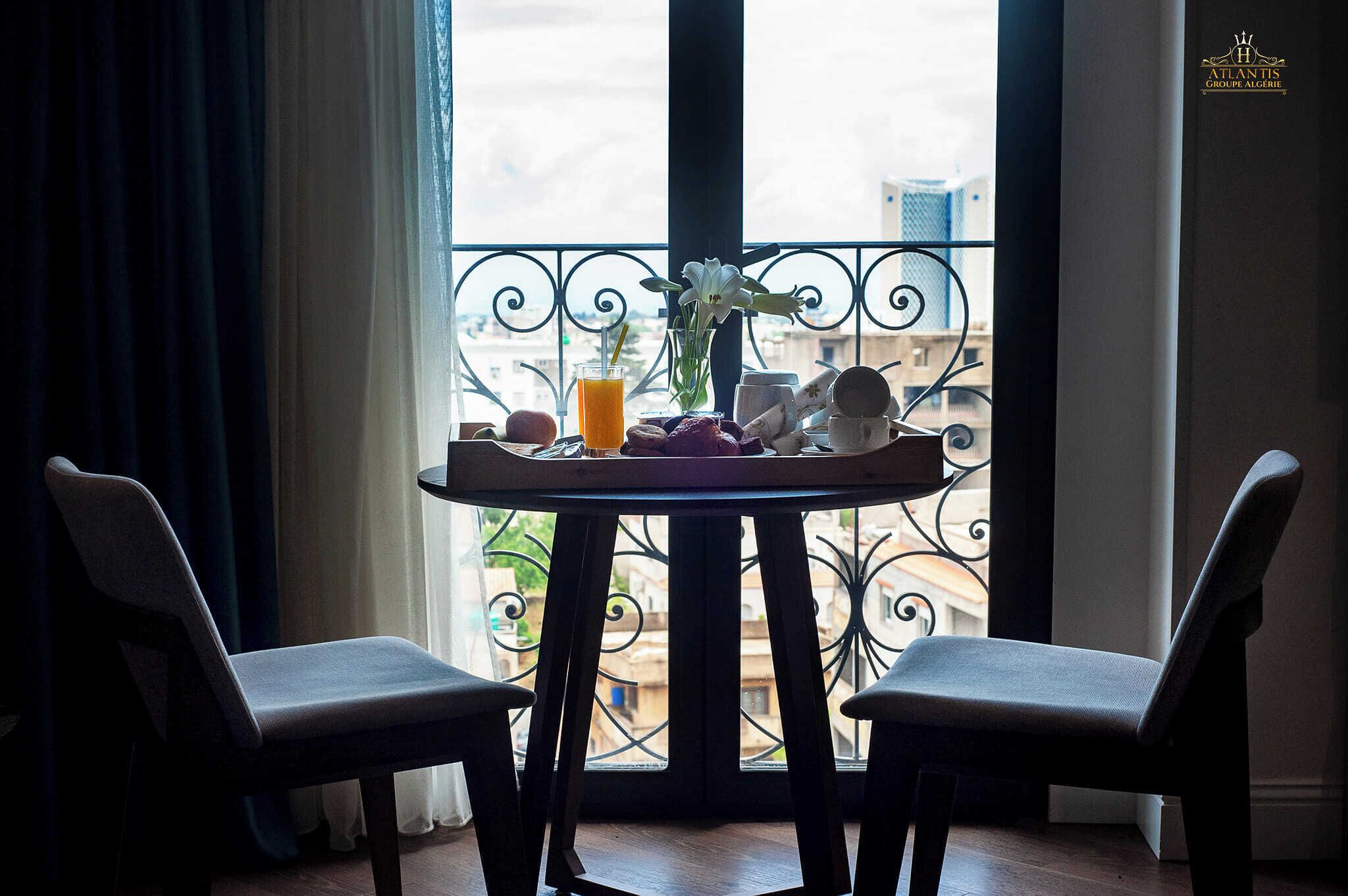 Minibar, coffres-forts dans les chambres, décoration personnalisée