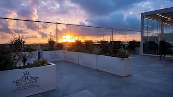 Breakfast, lunch and dinner served