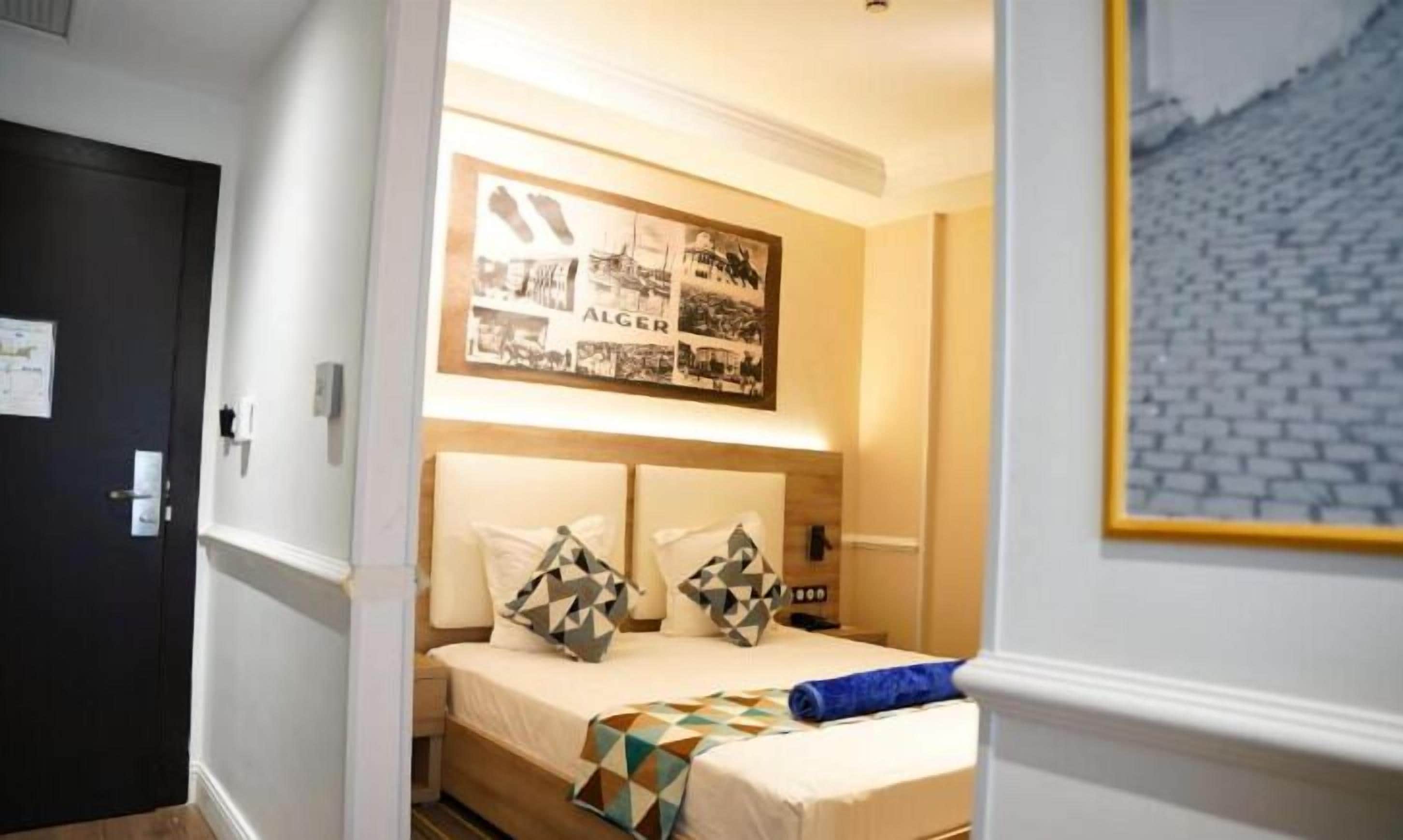 Minibar, caja de seguridad en la habitación y decoración personalizada 