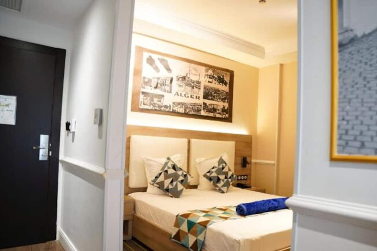 Minibar, caja de seguridad en la habitación y decoración personalizada