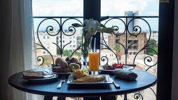 Premium Room, Non Smoking, City View | Bar mini, peti besi dalam bilik, dihias secara berasingan