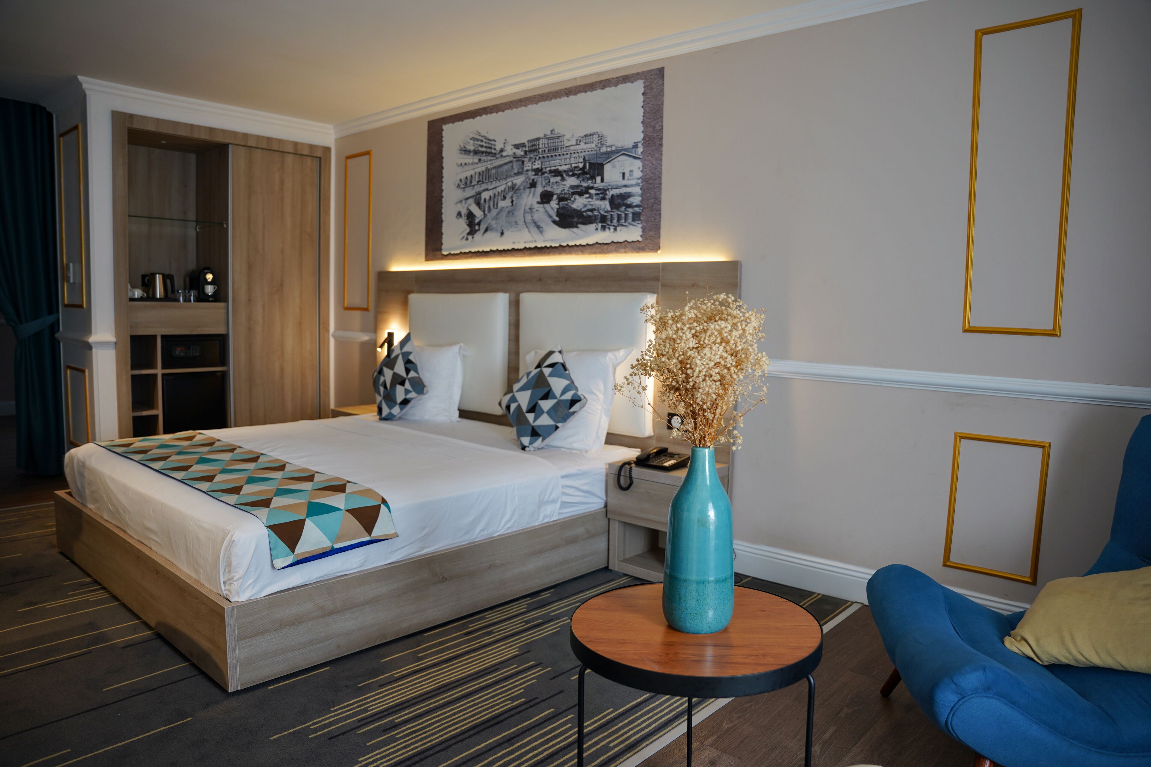 Chambre Premium, non-fumeurs, vue ville | Minibar, coffres-forts dans les chambres, décoration personnalisée