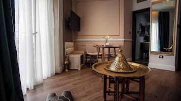 Suite Prestigio, para no fumadores, vista a la ciudad | Área de sala de estar | Smart TV de 55 pulgadas con canales por cable