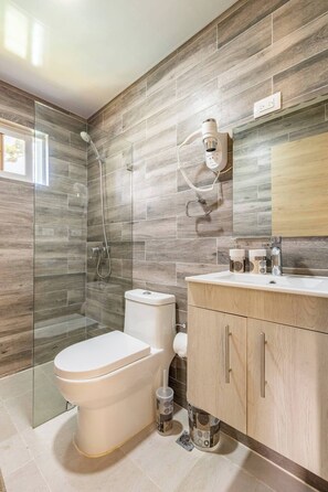 Leilighet – comfort, privat basseng | Bad | Hårføner, håndklær, såpe og toalettpapir