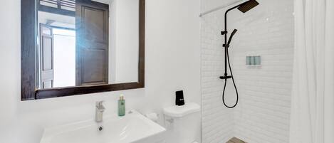 Dusche, Haartrockner, Handtücher