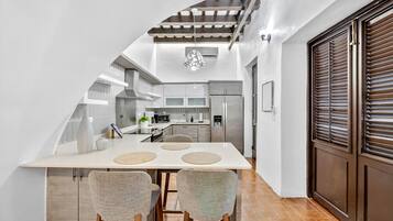 Een koelkast, een magnetron, een oven, een koffiezetapparaat/waterkoker