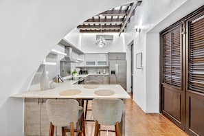 Køleskab, mikrobølgeovn, ovn, kaffe-/temaskine