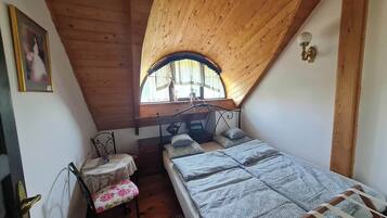 5 bedrooms, WiFi, bed sheets