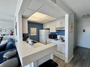 Een koelkast, een microgolfoven, een oven, een kookplaat