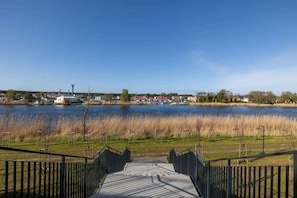 Une vue sur le front de mer avec une promenade en bois menant à un quai.