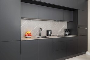 Een koelkast, een microgolfoven, een oven, een kookplaat