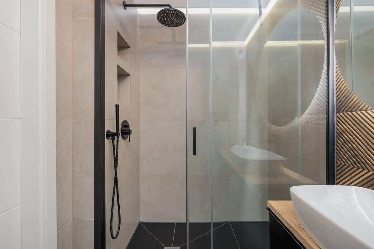 Douche, sèche-cheveux, serviettes fournies, shampoing