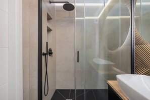 Dusche, Haartrockner, Handtücher, Shampoo