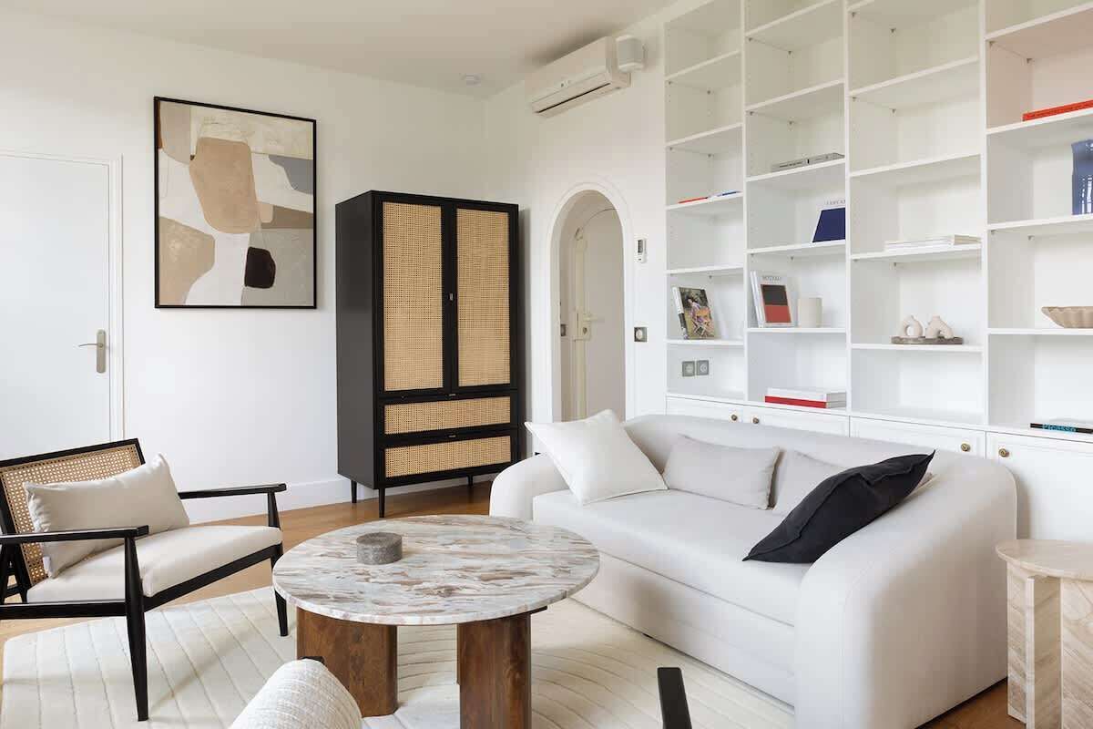 Una televisión, una oficina