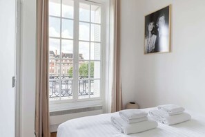 1 habitación, tabla de planchar con plancha, cuna de viaje y wifi 