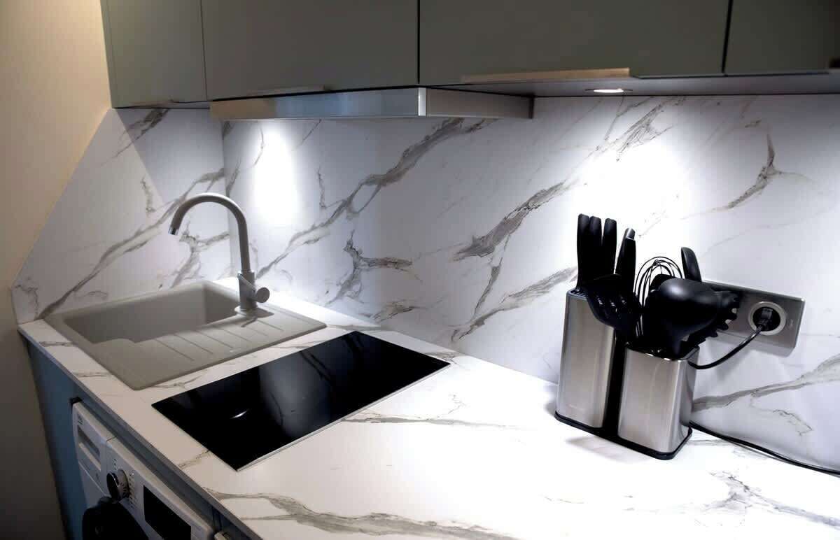 Refrigerador, microondas, placa de cocina, lavavajillas