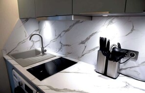 Refrigerador, microondas, placa de cocina, lavavajillas