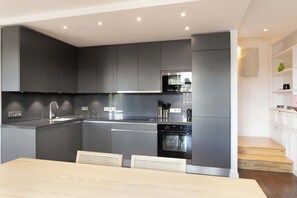 Kühlschrank, Mikrowelle, Ofen, Geschirrspüler