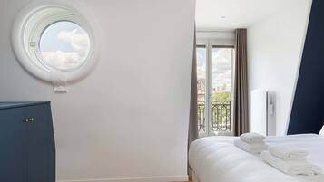 2 bedrooms, travel crib, WiFi, bed sheets