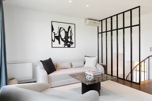 TV, offices - An Amazing 2-BR/1BA Duplex au Quai des Orfèvres (Paris)