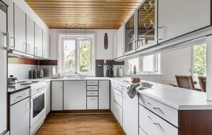 Kjøleskap, kokeplater, oppvaskmaskin og kaffetrakter/tekoker