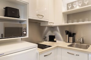 Kylskåp, mikrovågsugn, spishäll och diskmaskin
