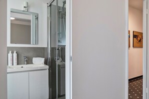 Apartment | Bathroom | Shower, hair dryer, bidet, towels - Beauty & Design in the Center by Wonderful Italy (Genoa)