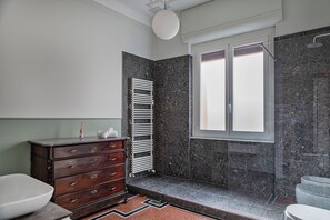 Apartment | Bathroom | Shower, hair dryer, bidet, towels - Beauty & Design in the Center by Wonderful Italy (Genoa)