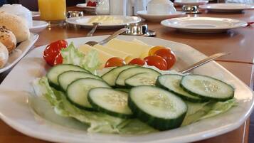 TĂ€gliches nach Wunsch zubereitetes FrĂŒhstĂŒck (9.00 EUR pro Person)