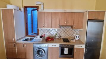 Een koelkast, een oven, een koffiezetapparaat/waterkoker, een waterkoker